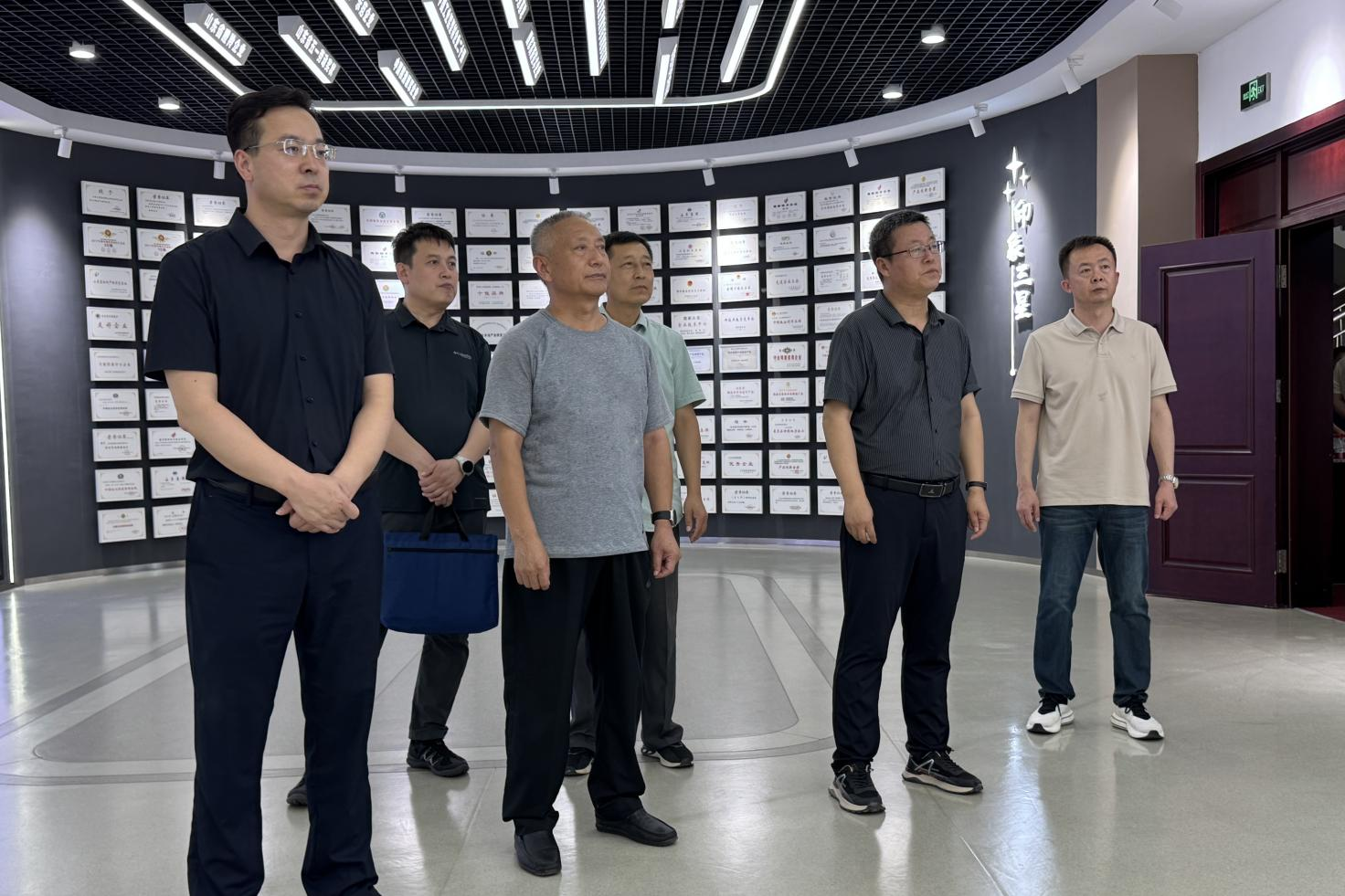 通遼市科爾沁區(qū)委副書記、政府區(qū)長金樹國來山東三星集團考察