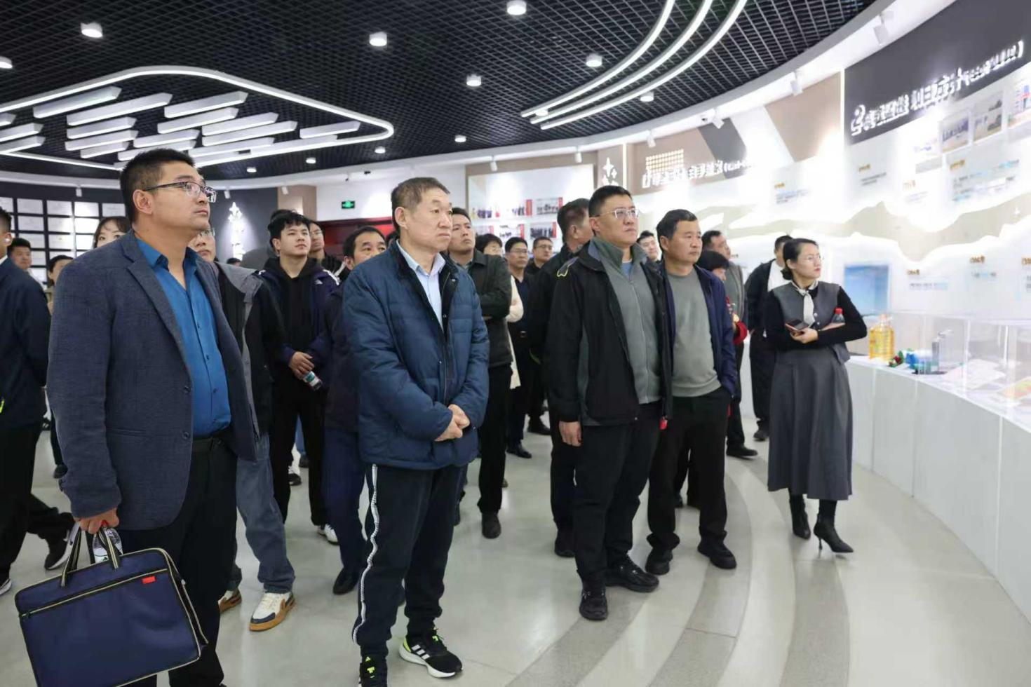 全市新興領(lǐng)域黨建工作示范點(diǎn)黨組織書(shū)記培訓(xùn)班來(lái)山東三星集團(tuán)參觀