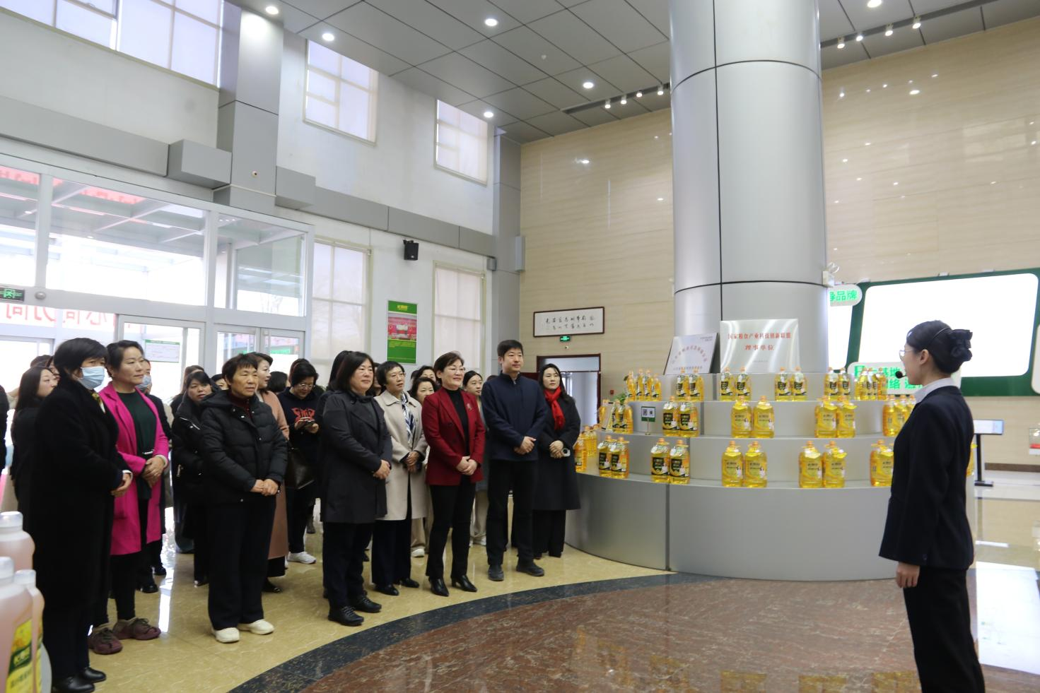 鄒平市女企業(yè)家協(xié)會(huì)2025年度工作會(huì)議與會(huì)人員來山東三星集團(tuán)觀摩交流