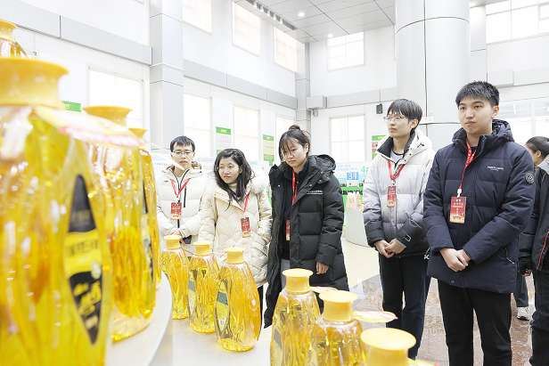 【濱州日?qǐng)?bào)】北大學(xué)子走進(jìn)名企 感受產(chǎn)業(yè)發(fā)展魅力