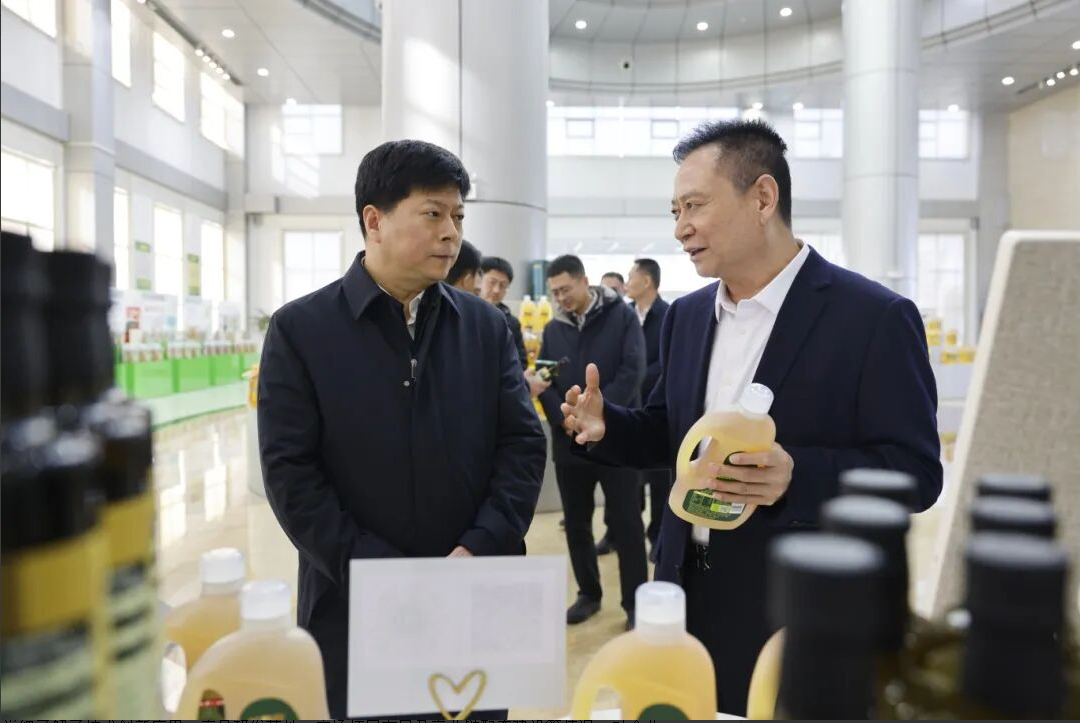 濱州市委常委、常務(wù)副市長(zhǎng)胡薄來(lái)山東三星集團(tuán)調(diào)研