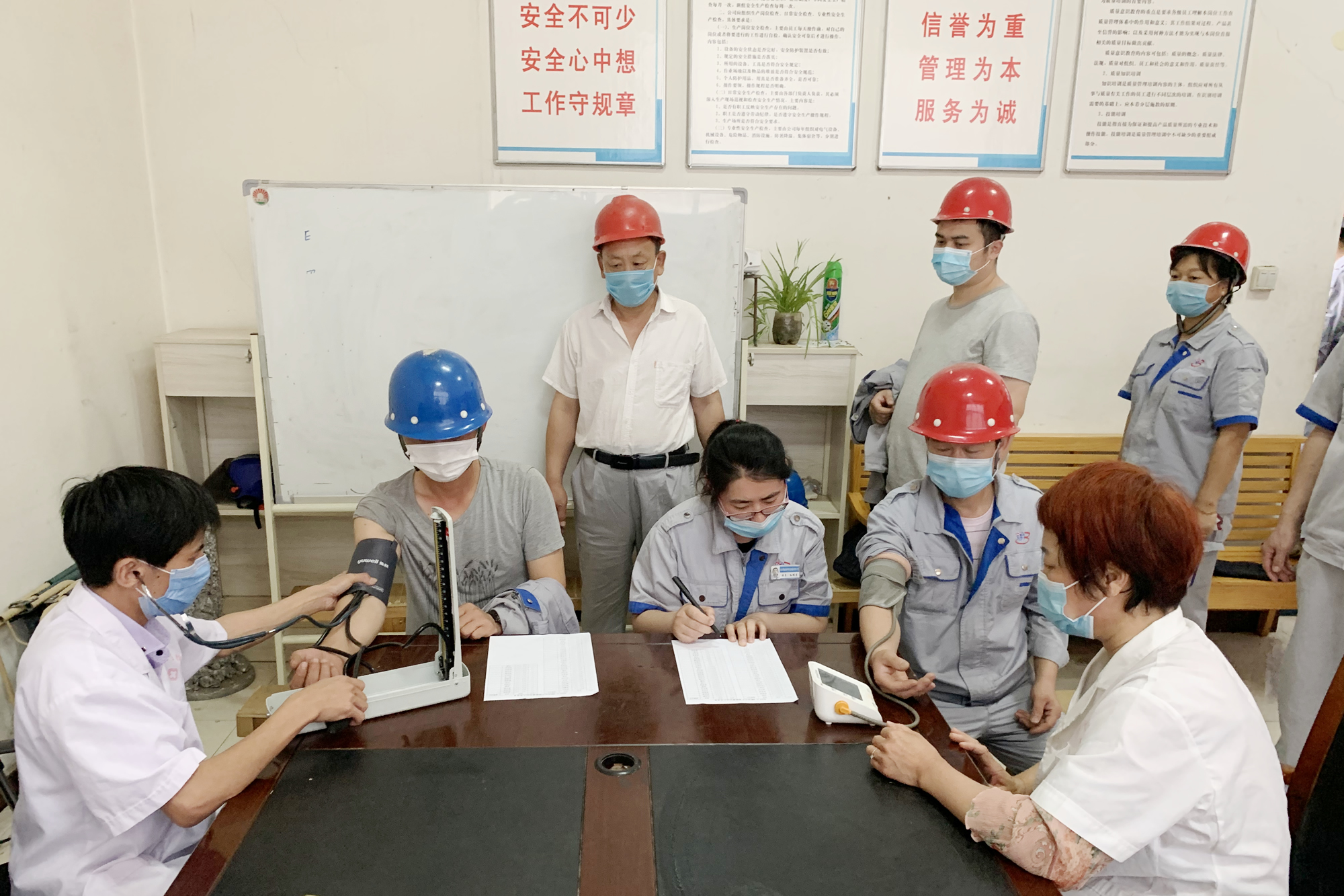 裕航合金:送清涼保健康 絲絲關(guān)愛沁人心